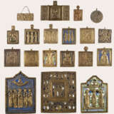 A TRIPTYCH, A DIPTYCH AND SEVENTEEN BRASS ICONS SHOWING SELECTED SAINTS - Foto 1