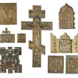TWO CRUCIFIXES, TWO TRIPTYCHS UND FIVE BRASS ICONS AND FRAGMENTS SHOWING THE MAIN FEASTS OF THE ORTHODOX CHURCH - Foto 1