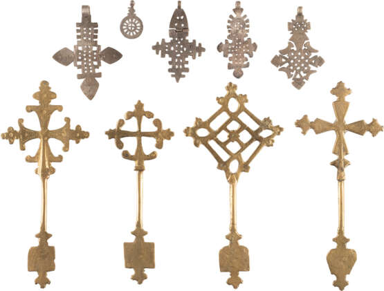FOUR COPTIC BRASS PROCESSIONAL CROSSES AND FIVE BREAST CROSSES - Foto 1