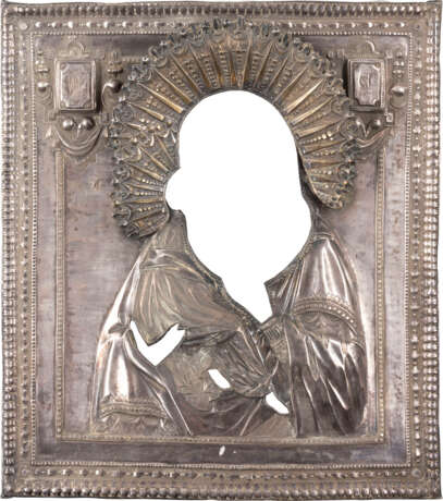A SILVER OKLAD OF AN ICON SHOWING THE VLADIMIRSKAYA MOTHER OF GOD - фото 1