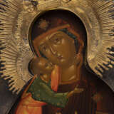 A VERY FINE ICON SHOWING THE FEODOROVSKAYA MOTHER OF GOD WITH A SILVER-GILT RIZA - Foto 3