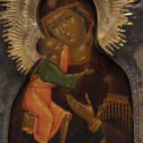 A VERY FINE ICON SHOWING THE FEODOROVSKAYA MOTHER OF GOD WITH A SILVER-GILT RIZA - фото 4
