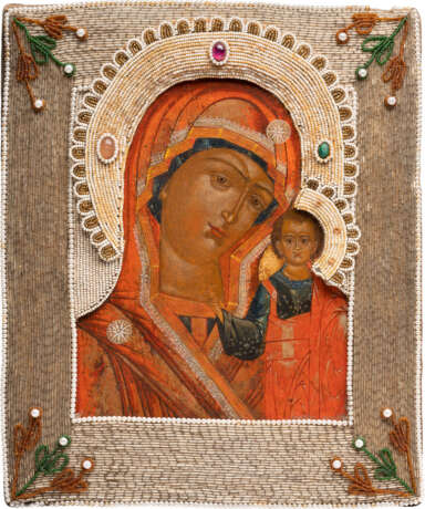 AN ICON SHOWING THE KAZANSKAYA MOTHER OF GOD WITH EMBROIDERED RIZA - Foto 1