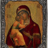 A SMALL ICON SHOWING THE VLADIMIRSKAYA MOTHER OF GOD WITH A SILVER RIZA - Foto 1