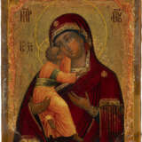 A SMALL ICON SHOWING THE VLADIMIRSKAYA MOTHER OF GOD WITH A SILVER RIZA - Foto 2