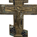 A PAIR OF WEDDING ICONS WITH OKLAD WITHIN KYOT AND A BRASS AND ENAMEL CRUCIFIX - Foto 4