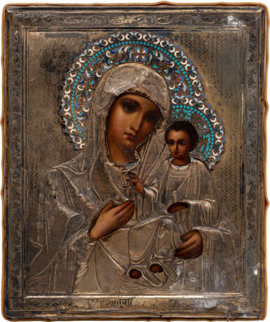A PAIR OF WEDDINGS ICONS SHOWING CHRIST PANTOKRATOR AND THE IVERSKAYA MOTHER OF GOD WITH SILVER AND ENAMEL OKLAD - Foto 2