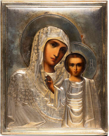A SMALL ICON SHOWING THE KAZANSKAYA MOTHER OF GOD WITH A SILVER-GILT OKLAD - Foto 1
