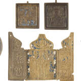 A MINIATURE ICON PENDANT WITH A SILVER OKLAD SHOWING THE MOTHER OF GOD OF KAZAN AND FOUR BRASS ICONS - фото 1