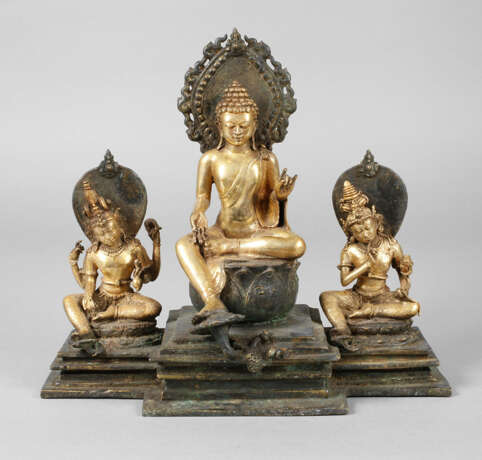 Thronender Buddha mit zwei Bodhisattvas - Foto 1