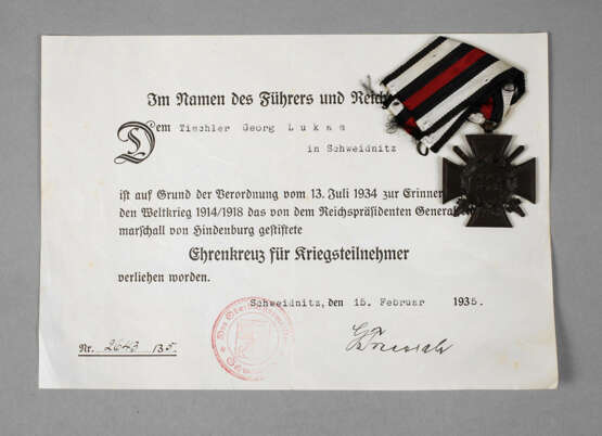 Kriegsteilnehmerkreuz mit Urkunde - Foto 1