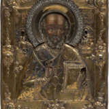 A VERY FINE ICON SHOWING ST. NICHOLAS OF MYRA WITH A SILVER-GILT OKLAD - Foto 1