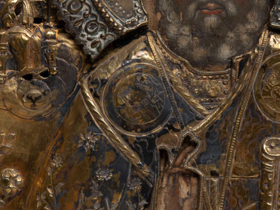 A VERY FINE ICON SHOWING ST. NICHOLAS OF MYRA WITH A SILVER-GILT OKLAD - Foto 4