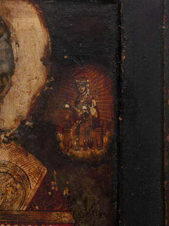 A VERY FINE ICON SHOWING ST. NICHOLAS OF MYRA WITH A SILVER-GILT OKLAD - Foto 7