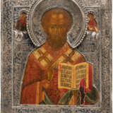 AN ICON SHOWING ST. NICHOLAS OF MYRA WITH A SILVER RIZA - Foto 1