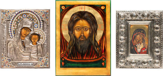 THREE ICONS SHOWING IMAGES OF THE MOTHER OF GOD AND THE MANDYLION - Foto 1