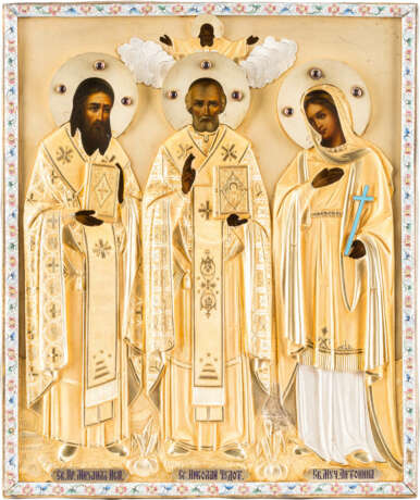 AN ICON SHOWING ST. MICHAEL, NICHOLAS OF MYRA AND ANTONINA WITH A SILVER-GILT AND ENAMEL OKLAD - Foto 1