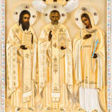 AN ICON SHOWING ST. MICHAEL, NICHOLAS OF MYRA AND ANTONINA WITH A SILVER-GILT AND ENAMEL OKLAD - Foto 1
