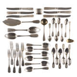 A COLLECTION OF 36 PIECES OF CUTLERY - Foto 1