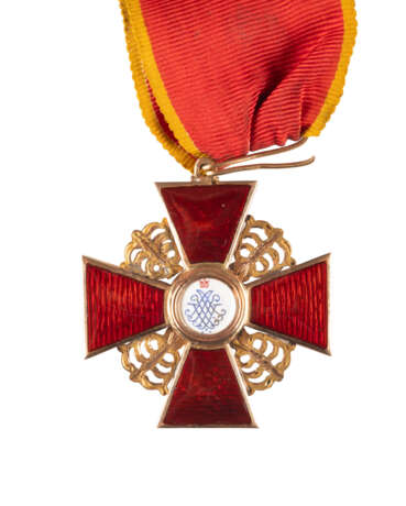 A GOLD AND ENAMEL BREAST BADGE OF THE ORDER OF ST. ANNE - Foto 2