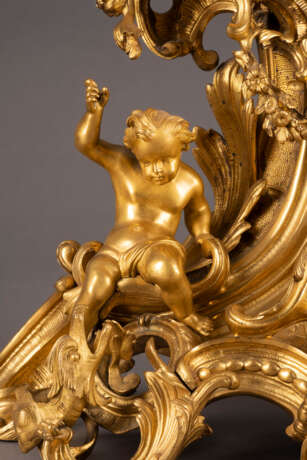 AN IMPORTANT AND VERY LARGE ORMOLU CLOCK WITH PUTTI - фото 2