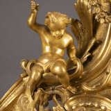 AN IMPORTANT AND VERY LARGE ORMOLU CLOCK WITH PUTTI - Foto 2