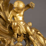 AN IMPORTANT AND VERY LARGE ORMOLU CLOCK WITH PUTTI - Foto 3
