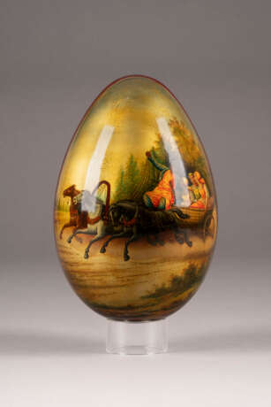 A LARGE PAPIERMACHÉ AND LACQUER EASTER EGG SHOWING A TROIKA AND A SPRAY OF ROSES - фото 1