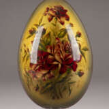 A LARGE PAPIERMACHÉ AND LACQUER EASTER EGG SHOWING A TROIKA AND A SPRAY OF ROSES - photo 2