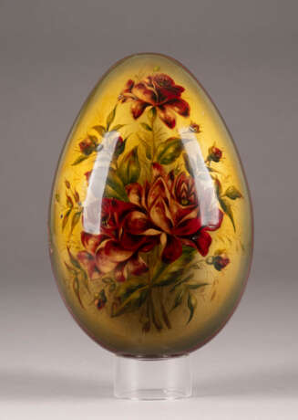 A LARGE PAPIERMACHÉ AND LACQUER EASTER EGG SHOWING A TROIKA AND A SPRAY OF ROSES - photo 2