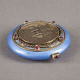 A SILVER-GILT AND GUILLOCHÉ ENAMEL PILL BOX WITH A MEDAL COMMEMORATING 300 YEARS OF THE ROMANOV DYNASTY - Foto 2