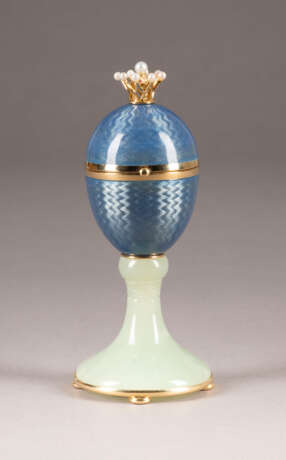 A GOLD AND GUILLOCHÉ ENAMEL EGG-SHAPED BOX WITH SWAN - photo 1