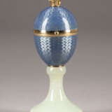 A GOLD AND GUILLOCHÉ ENAMEL EGG-SHAPED BOX WITH SWAN - photo 1