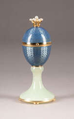 A GOLD AND GUILLOCHÉ ENAMEL EGG-SHAPED BOX WITH SWAN