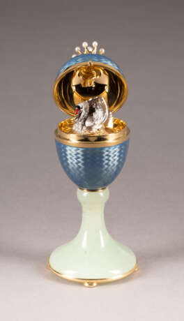 A GOLD AND GUILLOCHÉ ENAMEL EGG-SHAPED BOX WITH SWAN - фото 2