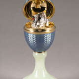 A GOLD AND GUILLOCHÉ ENAMEL EGG-SHAPED BOX WITH SWAN - photo 2