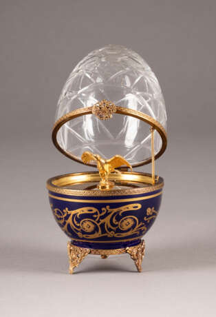 A EGG-SHAPED SILVER-GILT, CUT-GLASS AND PORCELAIN BOX WITH EAGLE WITHIN ORIGINAL FITTED CASE - Foto 2