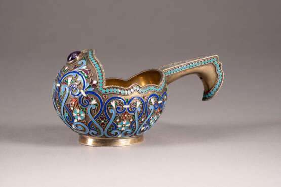 A LARGE SILVER-GILT AND CLOISONNÉ ENAMEL KOVSH - photo 1