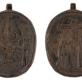 A CARVED HORN MEDALLION SHOWING THE DORMITION OF THE MOTHER OF GOD AND STS. HELENA AND CONSTANTINE - Foto 1