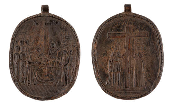 A CARVED HORN MEDALLION SHOWING THE DORMITION OF THE MOTHER OF GOD AND STS. HELENA AND CONSTANTINE - фото 1