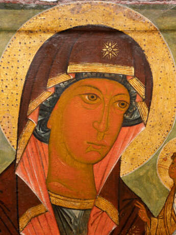 A MONUMENTAL ICON OF THE TIKHVINSKAYA MOTHER OF GOD FROM A CHURCH ICONOSTASIS - Foto 3