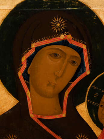 A MONUMENTAL ICON SHOWING THE TIKHVINSKAYA MOTHER OF GOD FROM A CHURCH ICONOSTASIS - Foto 2