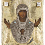 AN ICON SHOWING THE MOTHER OF GOD OF THE SIGN WITH A SILVER-GILT AND FILIGREE OKLAD - Foto 1