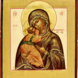 AN ICON SHOWING THE VLADIMIRSKAYA MOTHER OF GOD WITH AN EMBROIDERED SILVER-GILT OKLAD - фото 2