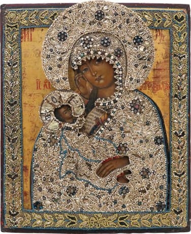 A LARGE ICON SHOWING THE MOTHER OF GOD 'SOOTHE MY SORROW' WITH AN EMBROIDERED OKLAD - Foto 1