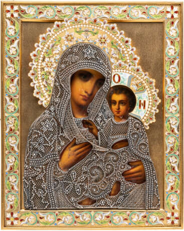 AN ICON SHOWING THE TIKHVINSKAYA MOTHER OF GOD WITH A SILVER-GILT, CLOISONNÉ ENAMEL AND FILIGREE OKLAD - Foto 1