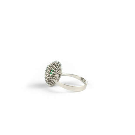 Entourage-Ring mit zentralem Smaragd 585 Weißgold - photo 3