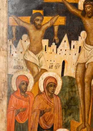 A MONUMENTAL ICON SHOWING THE CRUCIFIXION OF CHRIST FROM A CHURCH ICONOSTASIS - Foto 4