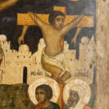 A MONUMENTAL ICON SHOWING THE CRUCIFIXION OF CHRIST FROM A CHURCH ICONOSTASIS - Foto 5