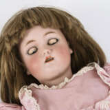 Puppenmädchen mit rosa Kleid. Simon & Halbig. - Foto 3